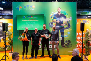 V.l.n.r. Kim van de Kant, Jorn van Grinsven, Eelco Vogelzang van Super Stars ontvingen de award van Sander Wouterse (lid vakjury) Bron: Jaarbeurs / VSK